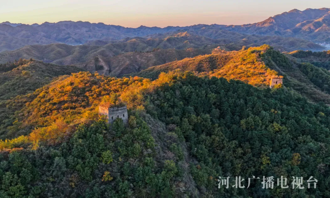 唐山遵化：晨光映长城