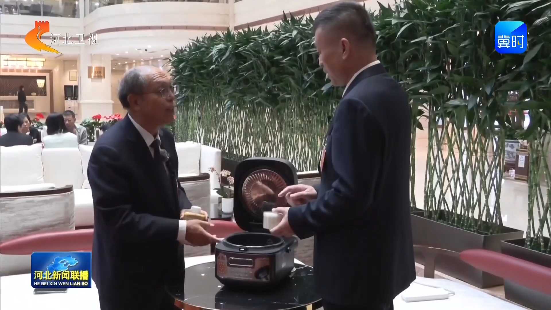 【两会特写】这锅“二米饭”真香！