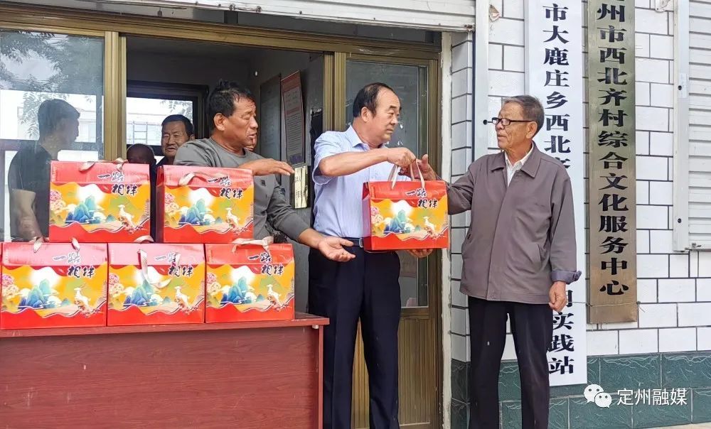 他连续11年，给村里老人送月饼！