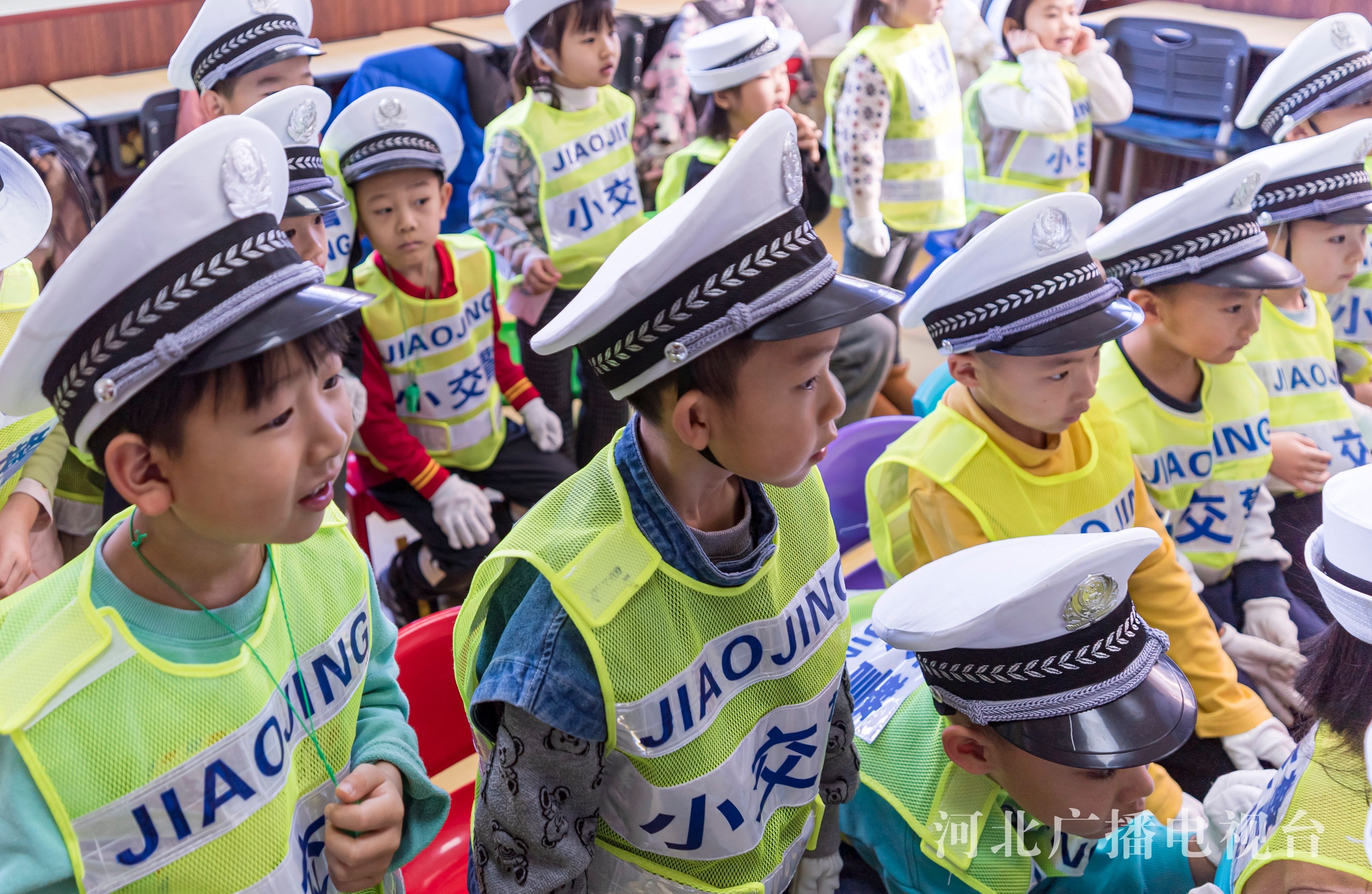 河北张家口：交警萌娃面对面 快乐学交规